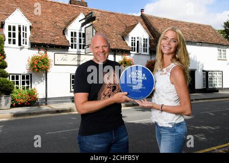 Jodie Kidd, die Publizist und Model, überreicht Tom Kerridge eine personalisierte blaue Plakette, die an ihre Lieblingskneipe erinnert, die im Rahmen der Long Live The Local Kampagne in Marlow, Kerridges erstem Pub Venture, stattfand. Stockfoto