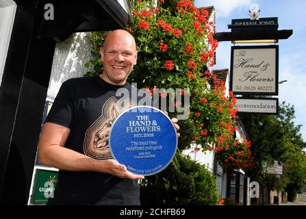 Der Wirt und Koch Tom Kerridge erhält von Jodie Kidd eine personalisierte blaue Gedenktafel, die an ihre Lieblingskneipe erinnert, die im Rahmen der Long Live The Local Kampagne bei The Hand and Flowers in Marlow - Kerridges erstem Pub-Venture - stattfand. Stockfoto