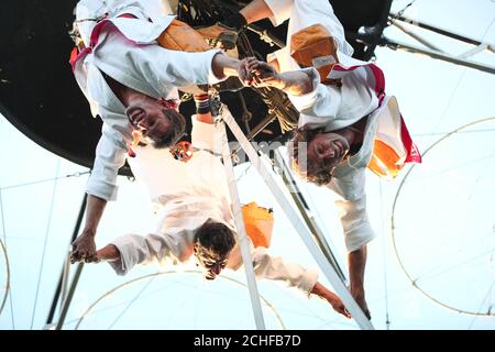 NUR FÜR REDAKTIONELLE VERWENDUNG Mitglieder der französischen Performance-Firma Gratte Ciel Proben im Eyre Square, Galway vor ihrer Live-Performance beim Start des Galway 2020 European Capital of Culture Programms, Irland. Stockfoto