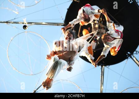 NUR FÜR REDAKTIONELLE VERWENDUNG Mitglieder der französischen Performance-Firma Gratte Ciel Proben im Eyre Square, Galway vor ihrer Live-Performance beim Start des Galway 2020 European Capital of Culture Programms, Irland. Stockfoto