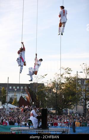 Bei der Vorstellung des europäischen Kulturhauptstadtprogramms Galway 2020 in Galway, Irland, treffen sich viele Zuschauer, um dem französischen Performance-Unternehmen Gratte Ciel gemeinsam mit der Musikerin Anna Mullarkey aus Galway zuzusehen. Stockfoto