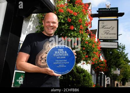 Der Wirt und Koch Tom Kerridge erhält von Jodie Kidd eine personalisierte blaue Gedenktafel, die an ihre Lieblingskneipe erinnert, die im Rahmen der Long Live The Local Kampagne bei The Hand and Flowers in Marlow - Kerridges erstem Pub-Venture - stattfand. Stockfoto