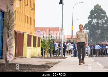 Der Herzog von Sussex spaziert auf der Princess Diana Street in Huambo, Angola, am fünften Tag der königlichen Tour durch Afrika. Der Herzog besucht das Minenfeld, auf dem seine verstorbene Mutter, die Prinzessin von Wales, 1997 fotografiert wurde, das heute eine belebte Straße mit Schulen, Geschäften und Häusern ist. PA-Foto. Bilddatum: Freitag, 27. September 2019. Siehe PA Geschichte ROYAL Tour. Bildnachweis sollte lauten: Dominic Lipinski/PA Wire Stockfoto