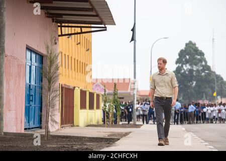Der Herzog von Sussex spaziert auf der Princess Diana Street in Huambo, Angola, am fünften Tag der königlichen Tour durch Afrika. Der Herzog besucht das Minenfeld, auf dem seine verstorbene Mutter, die Prinzessin von Wales, 1997 fotografiert wurde, das heute eine belebte Straße mit Schulen, Geschäften und Häusern ist. PA-Foto. Bilddatum: Freitag, 27. September 2019. Siehe PA Geschichte ROYAL Tour. Bildnachweis sollte lauten: Dominic Lipinski/PA Wire Stockfoto