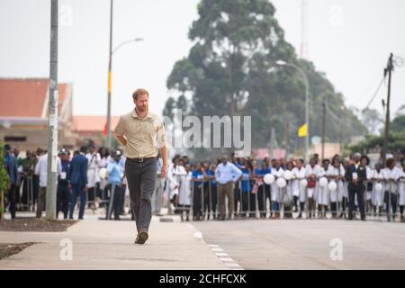 Der Herzog von Sussex spaziert auf der Princess Diana Street in Huambo, Angola, am fünften Tag der königlichen Tour durch Afrika. Der Herzog besucht das Minenfeld, auf dem seine verstorbene Mutter, die Prinzessin von Wales, 1997 fotografiert wurde, das heute eine belebte Straße mit Schulen, Geschäften und Häusern ist. PA-Foto. Bilddatum: Freitag, 27. September 2019. Siehe PA Geschichte ROYAL Tour. Bildnachweis sollte lauten: Dominic Lipinski/PA Wire Stockfoto