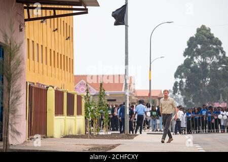 Der Herzog von Sussex spaziert auf der Princess Diana Street in Huambo, Angola, am fünften Tag der königlichen Tour durch Afrika. Der Herzog besucht das Minenfeld, auf dem seine verstorbene Mutter, die Prinzessin von Wales, 1997 fotografiert wurde, das heute eine belebte Straße mit Schulen, Geschäften und Häusern ist. PA-Foto. Bilddatum: Freitag, 27. September 2019. Siehe PA Geschichte ROYAL Tour. Bildnachweis sollte lauten: Dominic Lipinski/PA Wire Stockfoto