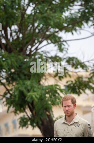 Der Herzog von Sussex wird mit dem Diana Baum in Huambo, Angola, am fünften Tag der königlichen Tour durch Afrika gesehen. Der Herzog besucht das Minenfeld, auf dem seine verstorbene Mutter, die Prinzessin von Wales, 1997 fotografiert wurde, das heute eine belebte Straße mit Schulen, Geschäften und Häusern ist. PA-Foto. Bilddatum: Freitag, 27. September 2019. Siehe PA Geschichte ROYAL Tour. Bildnachweis sollte lauten: Dominic Lipinski/PA W ire Stockfoto