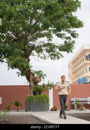 Der Herzog von Sussex geht weg, nachdem er allein unter dem Diana Baum in Huambo, Angola, am fünften Tag der königlichen Tour durch Afrika gesessen hat. Der Herzog besucht das Minenfeld, auf dem seine verstorbene Mutter, die Prinzessin von Wales, 1997 fotografiert wurde, das heute eine belebte Straße mit Schulen, Geschäften und Häusern ist. PA-Foto. Bilddatum: Freitag, 27. September 2019. Siehe PA Geschichte ROYAL Tour. Bildnachweis sollte lauten: Dominic Lipinski/PA Wire Stockfoto