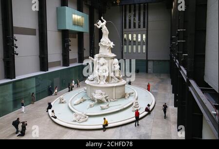 Die in New York lebende Künstlerin Kara Walker wird im Rahmen eines Medienevents in der Londoner Tate Modern Turbine Hall das neue Werk Fons Americanus von Hyundai in Auftrag geben. Inspiriert vom Victoria Memorial vor dem Buckingham Palace, ist der dreizehn Meter hohe Brunnen mit Darstellungen von Figuren aus kunsthistorischen, literarischen und kulturellen Quellen geschmückt und präsentiert eine Ursprungsgeschichte der afrikanischen Diaspora. Stockfoto