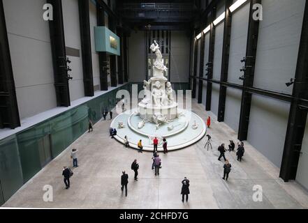 Die in New York lebende Künstlerin Kara Walker wird im Rahmen eines Medienevents in der Londoner Tate Modern Turbine Hall das neue Werk Fons Americanus von Hyundai in Auftrag geben. Inspiriert vom Victoria Memorial vor dem Buckingham Palace, ist der dreizehn Meter hohe Brunnen mit Darstellungen von Figuren aus kunsthistorischen, literarischen und kulturellen Quellen geschmückt und präsentiert eine Ursprungsgeschichte der afrikanischen Diaspora. Stockfoto