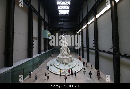 Die in New York lebende Künstlerin Kara Walker wird im Rahmen eines Medienevents in der Londoner Tate Modern Turbine Hall das neue Werk Fons Americanus von Hyundai in Auftrag geben. Inspiriert vom Victoria Memorial vor dem Buckingham Palace, ist der dreizehn Meter hohe Brunnen mit Darstellungen von Figuren aus kunsthistorischen, literarischen und kulturellen Quellen geschmückt und präsentiert eine Ursprungsgeschichte der afrikanischen Diaspora. Stockfoto