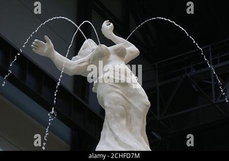 Die in New York lebende Künstlerin Kara Walker wird im Rahmen eines Medienevents in der Londoner Tate Modern Turbine Hall das neue Werk Fons Americanus von Hyundai in Auftrag geben. Inspiriert vom Victoria Memorial vor dem Buckingham Palace, ist der dreizehn Meter hohe Brunnen mit Darstellungen von Figuren aus kunsthistorischen, literarischen und kulturellen Quellen geschmückt und präsentiert eine Ursprungsgeschichte der afrikanischen Diaspora. Stockfoto