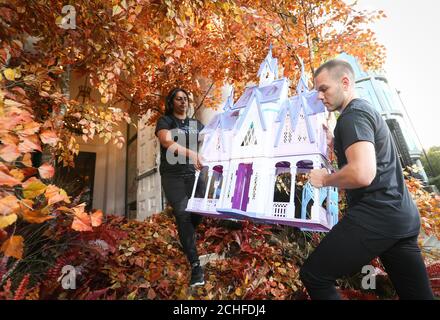 MITTWOCH, 2. OKTOBER 1700 REDAKTIONELLE VERWENDUNG NUR EIN Hasbro Magisches Schloss Arendelle aus der neuen Serie von Frozen 2 Spielzeugen aus dem kommenden Film wird auf dem Herbstrot enthüllt ???Blatt???? Teppich als Teil von Disney???s #FrozenFanFest in London. Stockfoto