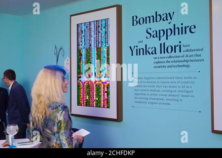 REDAKTIONELLE NUTZUNG NUR Gäste besuchen die Bombay Sapphire Stir Creativity Lounge auf der Frieze London, wo die Gin-Marke in Zusammenarbeit mit der Künstlerin Yinka Ilori eine neue Künstliche Intelligenz-Kunstkollektion lanciert. Stockfoto