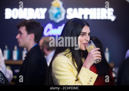 REDAKTIONELLE NUTZUNG NUR Gäste besuchen die Bombay Sapphire Stir Creativity Lounge auf der Frieze London, wo die Gin-Marke in Zusammenarbeit mit der Künstlerin Yinka Ilori eine neue Künstliche Intelligenz-Kunstkollektion lanciert. Stockfoto