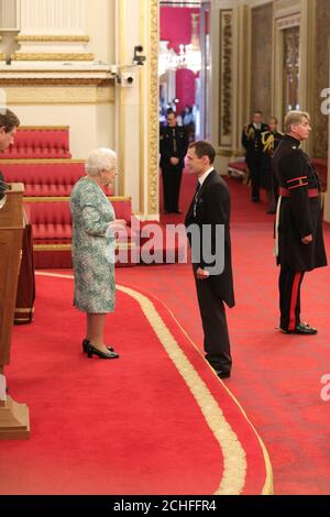 Mr. Christopher Jewell wird von Queen Elizabeth II. Im Buckingham Palace mit der Queen's Gallantry Medal ausgezeichnet. DRÜCKEN Sie VERBANDSFOTO. Bilddatum: Donnerstag, 10. Oktober 2019. Bildnachweis sollte lauten: Yui Mok/PA Wire Stockfoto