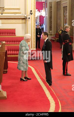 Mr. Christopher Jewell wird von Queen Elizabeth II. Im Buckingham Palace mit der Queen's Gallantry Medal ausgezeichnet. DRÜCKEN Sie VERBANDSFOTO. Bilddatum: Donnerstag, 10. Oktober 2019. Bildnachweis sollte lauten: Yui Mok/PA Wire Stockfoto