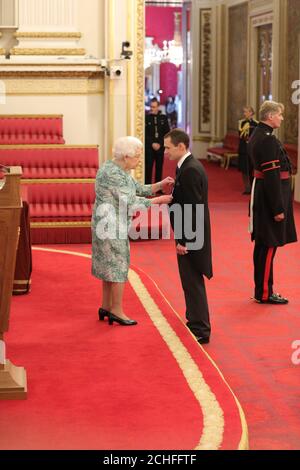 Mr. Christopher Jewell wird von Queen Elizabeth II. Im Buckingham Palace mit der Queen's Gallantry Medal ausgezeichnet. DRÜCKEN Sie VERBANDSFOTO. Bilddatum: Donnerstag, 10. Oktober 2019. Bildnachweis sollte lauten: Yui Mok/PA Wire Stockfoto