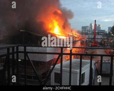 Sammeln Sie ein Foto des 19. Jahrhunderts Clippers The Cutty Sark in Greenwich, East London, der durch einen Brand zerstört wurde. Stockfoto