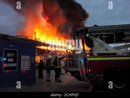 Sammeln Sie ein Foto des 19. Jahrhunderts Clippers The Cutty Sark in Greenwich, East London, der durch einen Brand zerstört wurde. Stockfoto