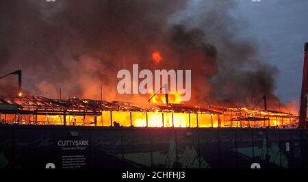 Sammeln Sie ein Foto des 19. Jahrhunderts Clippers The Cutty Sark in Greenwich, East London, der durch einen Brand zerstört wurde. Stockfoto