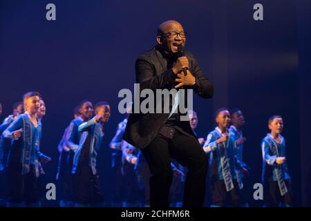 REDAKTIONELLE VERWENDUNG NUR Disneys The Lion King Komponist Lebo M ging mit Mitgliedern des südafrikanischen Drakensberg Boys' Choir auf die Bühne, um das 20-jährige Jubiläum des König der Löwen im Lyceum Theatre, London, zu feiern. Stockfoto