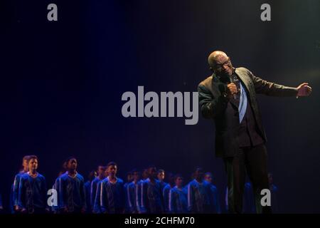 REDAKTIONELLE VERWENDUNG NUR Disneys The Lion King Komponist Lebo M ging mit Mitgliedern des südafrikanischen Drakensberg Boys' Choir auf die Bühne, um das 20-jährige Jubiläum des König der Löwen im Lyceum Theatre, London, zu feiern. Stockfoto