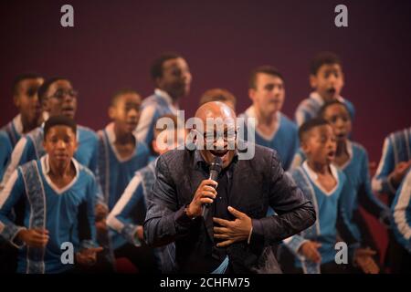 REDAKTIONELLE VERWENDUNG NUR Disneys The Lion King Komponist Lebo M ging mit Mitgliedern des südafrikanischen Drakensberg Boys' Choir auf die Bühne, um das 20-jährige Jubiläum des König der Löwen im Lyceum Theatre, London, zu feiern. Stockfoto