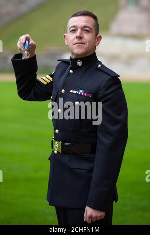 Staff Sergeant Stuart Griffiths, Royal Tank Regiment, mit seiner Queen's Gallantry Medal, die von Queen Elizabeth II. Bei einer Investiturzeremonie im Windsor Castle, Berkshire, verliehen wurde. Stockfoto