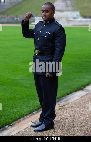 Korporal Saimone Qasenivalu, Royal Tank Regiment, mit seiner Queen's Gallantry Medal, verliehen von Queen Elizabeth II bei einer Investiturzeremonie in Windsor Castle, Berkshire. Stockfoto