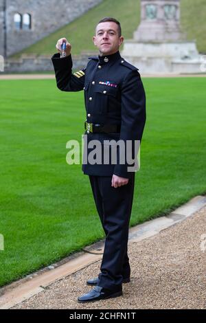 Staff Sergeant Stuart Griffiths, Royal Tank Regiment, mit seiner Queen's Gallantry Medal, die von Queen Elizabeth II. Bei einer Investiturzeremonie im Windsor Castle, Berkshire, verliehen wurde. Stockfoto