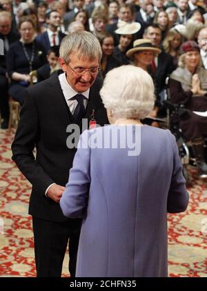 ACHTUNG BILDREDAKTEURE, LEITENDE SUBS UND BILDBIBLIOTHEKARE: BILDUNTERSCHRIFTENKORREKTUR KORREKTUR DER EHRE, DIE VON EINER MBE AN EINE OBE ERHALTEN WURDE. Dr. James Beveridge wird von Queen Elizabeth II. In Windsor Castle zum OBE (Officer of the Order of the British Empire) für herausragende Verdienste um die schottische Whiskyindustrie ernannt. Stockfoto