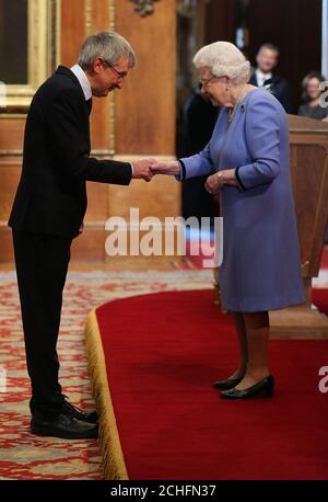 ACHTUNG BILDREDAKTEURE, LEITENDE SUBS UND BILDBIBLIOTHEKARE: BILDUNTERSCHRIFTENKORREKTUR KORREKTUR DER EHRE, DIE VON EINER MBE AN EINE OBE ERHALTEN WURDE. Dr. James Beveridge wird von Queen Elizabeth II. In Windsor Castle zum OBE (Officer of the Order of the British Empire) für herausragende Verdienste um die schottische Whiskyindustrie ernannt. Stockfoto