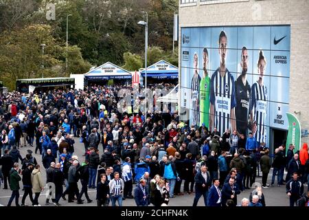 Eine allgemeine Ansicht der Fans, die vor Spielbeginn im Stadion ankommen Stockfoto