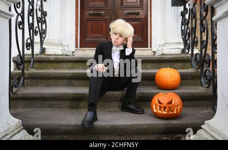 Jamison McCarthy, 10 Jahre alt, geht auf die Straßen von London, gestylt als einer der kultigsten Looks des Premierministers, Ã“Bullingdon Boris', um ein Beano Halloween zu feiern. Stockfoto