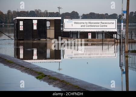 Worcester Pferderennbahn unter mehrere Fuß tief im Wasser, da das Vereinigte Königreich wurde durch Hochwasser bedroht weite geschlagen worden, nachdem Flüsse über die Ufer burst nach dem Wochenende???s Heavy Rain. Stockfoto