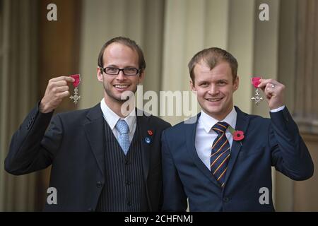 ERNEUTE ÜBERTRAGUNG VON CORRECTING AWARD die thailändischen Höhlenrettungstaucher Joshua Bratchley und Connor Roe mit ihren MBE-Awards nach einer Investiturzeremonie im Buckingham Palace, London. Stockfoto