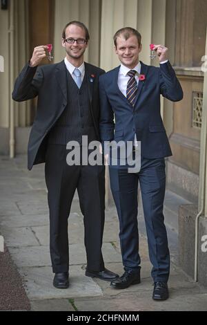 ERNEUTE ÜBERTRAGUNG VON CORRECTING AWARD die thailändischen Höhlenrettungstaucher Joshua Bratchley und Connor Roe mit ihren MBE-Awards nach einer Investiturzeremonie im Buckingham Palace, London. Stockfoto