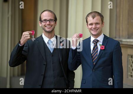 ERNEUTE ÜBERTRAGUNG VON CORRECTING AWARD die thailändischen Höhlenrettungstaucher Joshua Bratchley und Connor Roe mit ihren MBE-Awards nach einer Investiturzeremonie im Buckingham Palace, London. Stockfoto