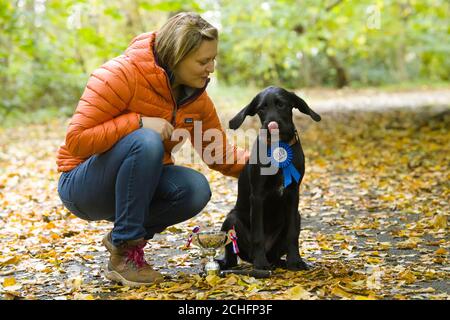 GESPERRT AM 0001 DIENSTAG 5. NOVEMBER REDAKTIONELLE VERWENDUNG NUR Polly, ein Pointador Welpe und ihre Besitzerin Lisa Curatolo, aus Glasgow werden als die ersten Gewinner des ???Face of Amazon Pets??? Wettbewerb, erhalten ein professionelles Fotoshooting und ??1,000 mit dem Online-Händler zu verbringen. PA-Foto. Ausgabedatum: Dienstag, 5. November 2019. Polly wurde aus Tausenden von Einsendungen des landesweiten Wettbewerbs von Amazon?? Ausgewählt, um zeitgleich mit dem Online-Händler, der seine Pet Profiles-Einkaufsseite lanciert hat. Tierbesitzer, die mit dem Hashtag #AmazonPets2019 in den sozialen Medien eingestiegen sind. Ph Stockfoto