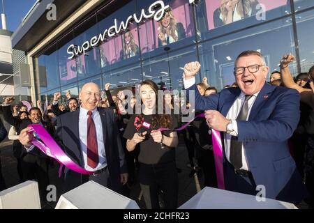 NUR FÜR REDAKTIONELLE ZWECKE (von links nach rechts) Jerry Walkling, Sales Op Director, Nat Griffiths, Store Manager, und Peter Macnab, CEO ALS Watson Health & Beauty (UK), feiern heute Morgen im Birmingham Fort den 1300. Store der Gruppe in Großbritannien und Irland mit der Eröffnung des neuesten Superdrug-Stores. Stockfoto