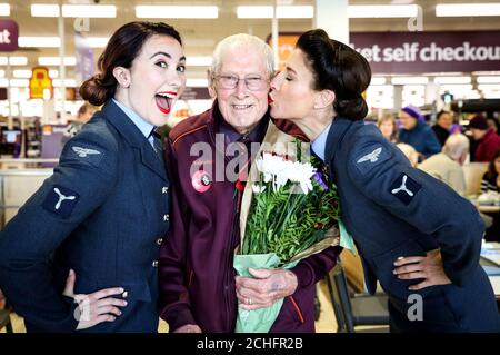 NUR REDAKTIONELLE VERWENDUNG (von links nach rechts) Charlotte McKay, des Burnand, 91 und Amy Rhiannon besuchen eine D-Day Darlings-Performance und eine Teeparty, die von Sainsbury's für die Armeegemeinschaft in Chichester veranstaltet wird, um Geld für den diesjährigen Poppy Appeal zu sammeln. Stockfoto