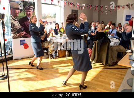 REDAKTIONELLE VERWENDUNG NUR die D-Day Darlings treten auf einer Teeparty auf, die von Sainsbury's für die Armeegemeinschaft in Preston veranstaltet wird, um Gelder für den diesjährigen Poppy Appeal zu sammeln. PA-Foto. Bilddatum: Freitag, 8. November 2019. Ray Herrington, 80 Jahre alt, erhält von Filialleiter Mark Fitzgerald einen Gedenkstrauß und wird ihm von seinem Sohn Mark Herrington gewidmet, um seinen Dienst im QueenÕs-Flug zu würdigen. In diesem Jahr feiert Sainsbury's sein 25. Jahr der Partnerschaft mit der Royal British Legion's Poppy Appeal. Bildnachweis sollte lauten: Dave Thompson/PA Wire Stockfoto