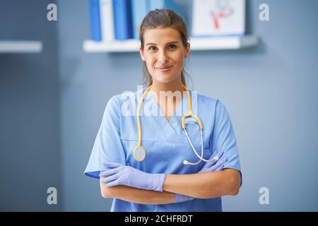 Weibliche Tierarzt posiert in der Klinik Stockfoto