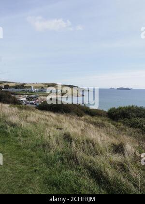 Festgemacht Überschuss Kreuzfahrtschiffe in der Bucht von Weymouth in Dorset vereinigtes Königreich mit Cowleaze Cove und Feriencamp in Der Vordergrund Stockfoto