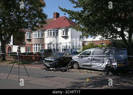 Die Szene eines Zusammenstoßes in Broad Walk, Kidbrooke, Süd-Ost-London, wo der Fahrer eines Lastwagens, der zwei Autos traf, bevor er in ein Haus einstürzte, gestorben ist und ein 11-jähriges Kind sich im Krankenhaus in einem lebensbedrohlichen Zustand befindet. Stockfoto