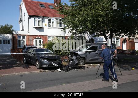 Die Szene eines Zusammenstoßes in Broad Walk, Kidbrooke, Süd-Ost-London, wo der Fahrer eines Lastwagens, der zwei Autos traf, bevor er in ein Haus einstürzte, gestorben ist und ein 11-jähriges Kind sich im Krankenhaus in einem lebensbedrohlichen Zustand befindet. Stockfoto