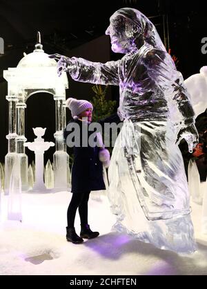 NUR FÜR REDAKTIONELLE VERWENDUNG Jess Gilpin, 6 Jahre alt von Epping, besucht das magische Eisreich des Hyde Park Winter Wonderland mit dem Thema "A Christmas Carol", während sie vor der öffentlichen Eröffnung am 21. November 2019 einen ersten Blick auf die Eisskulpturen der berühmten Figuren von Dickens erhält. Stockfoto