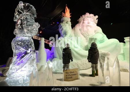 (Von links nach rechts) Grayson, 3 Jahre alt, und Jaxson Chandler-Scott, 5 Jahre alt, aus London, besuchen das magische Eiskönigreich des Hyde Park Winter Wonderland, das mit einer Weihnachtslieder zum Thema „A Christmas Carol“ steht, während sie vor der öffentlichen Eröffnung am 21. November 2019 einen ersten Blick auf die Eisskulpturen der berühmten Figuren von Dickens erhalten. Stockfoto