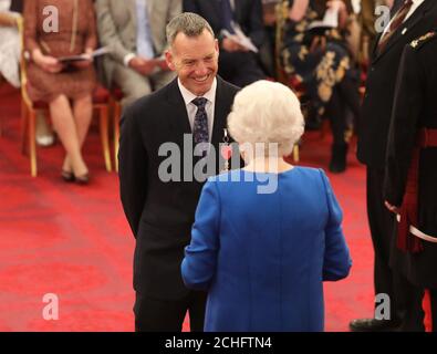 Detective Superintendent Mark Gower aus Reading wird von Queen Elizabeth II. Während einer Investiturfeier im Buckingham Palace in London zum OBE (Officer of the Order of the British Empire) gemacht. Stockfoto